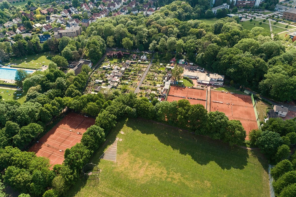 Tennisspielerin auf dem Ascheplatz